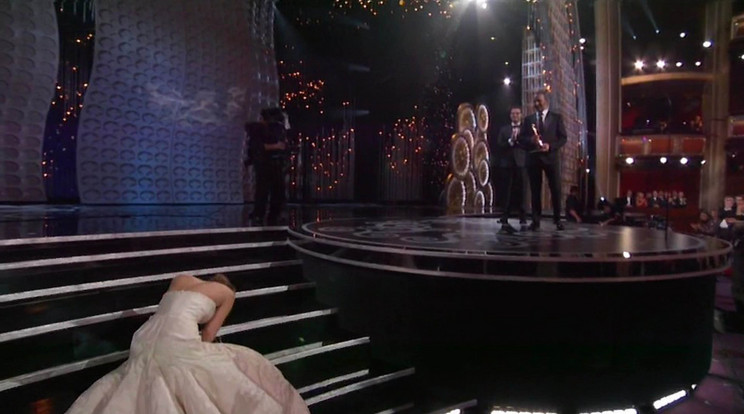 A díjátadók egyik legkellemetlenebb pillanata volt, amikor Jennifer Lawrence egy óriásit esett, miközben kisétált a díjáért a 2013-as Oscaron / Fotó: Northfoto