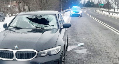 To cud, że ten kierowca to przeżył. Bryła lodu spadła na bmw