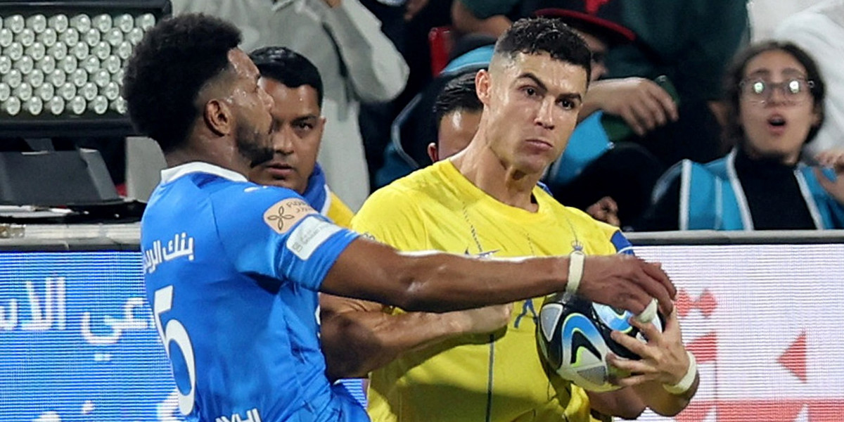 Cristiano Ronaldo na chwilę pomylił piłkę z zapasami. 