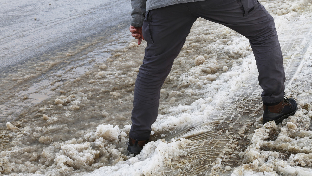 Proste sposoby na śliskie buty. Już nigdy się nie przewrócisz