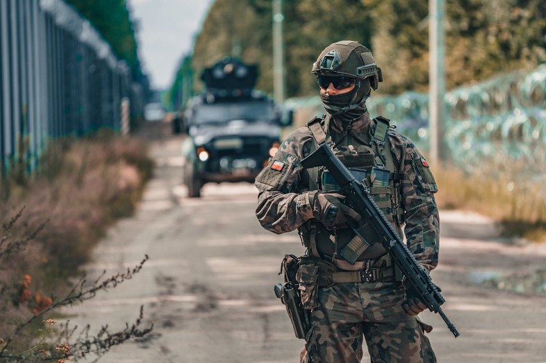 Żołnierz 18 Dywizji Zmechanizowanej w trakcie służby na granicy. Widoczna na zdjęciu kamizelka to zamówiona w 2023 roku KKZ-01.