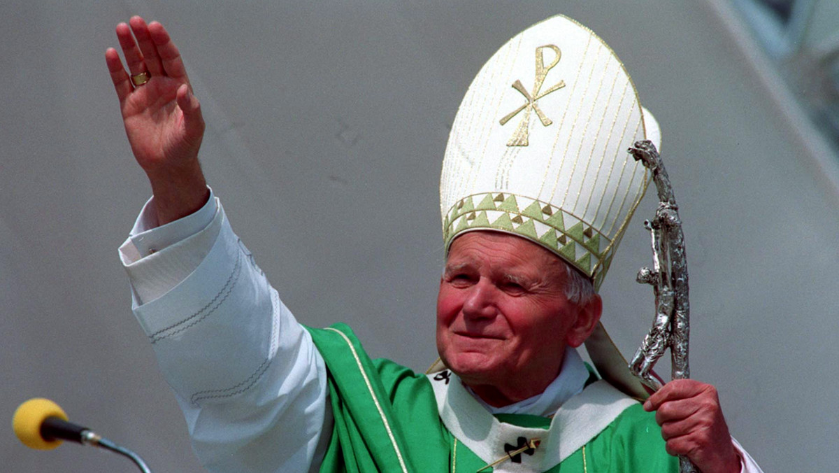Około 80 tys. Polaków spodziewają się organizatorzy uroczystości beatyfikacyjnych Jana Pawła II - dowiedziała się PAP w Biurze Informacji dla Pielgrzymów, które działa przy polskim kościele św. Stanisława w Rzymie.