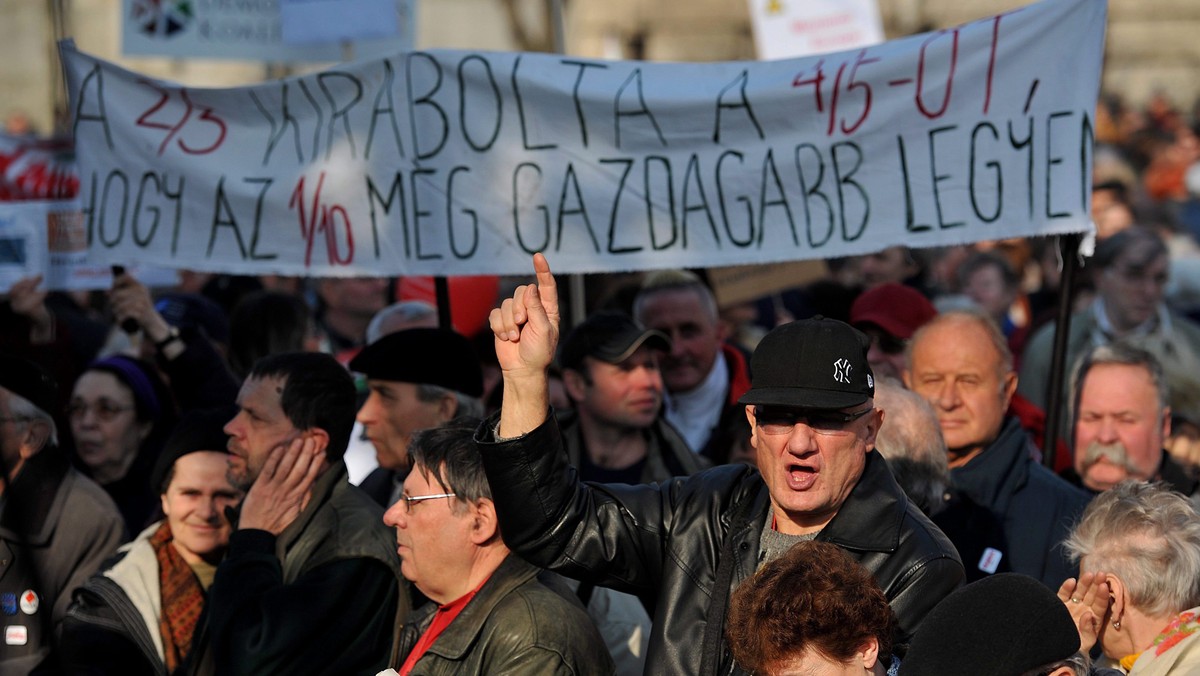 Około 6 tysięcy ludzi zebrało się dzisiaj po południu przed parlamentem w Budapeszcie na apel Ruchu Węgierskiej Solidarności. Domagają się większego wsparcia dla najuboższych, bardziej sprawiedliwego systemu podatkowego i zachowania bezpłatnych studiów.