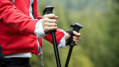 Ten sport jest dla każdego i uaktywnia dużą część mięśni. Jak wybrać kijki do nordic walkingu?