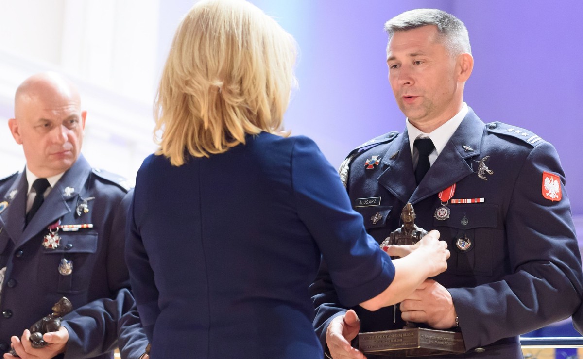 Ewa Błasik wręcza wyróżnienie - statuetkę z postacią gen. Andrzeja Błasika