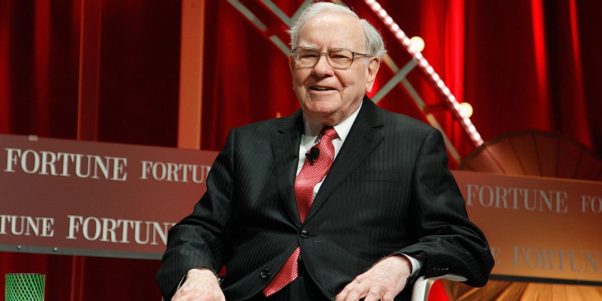 Warren Buffett systematycznie przekazuje akcje swojego funduszu Berkshire Hathaway organizacjom charytatywnym. W 2018 roku zasilił je akcjami wartymi 3,4 mld dol. W 2017 roku było to niemal 3,17 mld dol. Buffett najczęściej wspiera fundację Billa i Melindy Gatesów. 