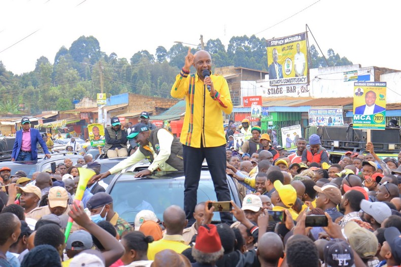 Murang'a Senator Irungu Kang'ata addresses a crowd during a Kenya Kwanza campaign rally
