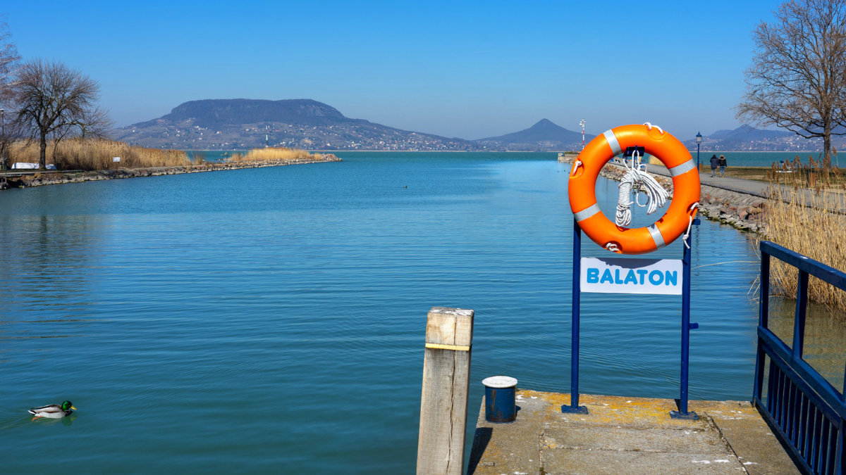 Hány fokos a Balaton és milyen hőmérsékletben legjobb a strandolás?