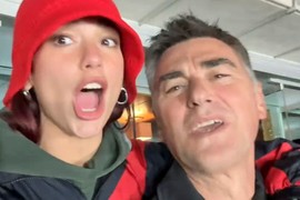 Najpoznatija Albanka na svetu VERILA SE NA BOŽIĆ i celu naciju ostavila u TOTALNOM ŠOKU: ON joj je stavio prsten na ruku, a uprkos tome što mudro ćute - OVO IH JE ODALO