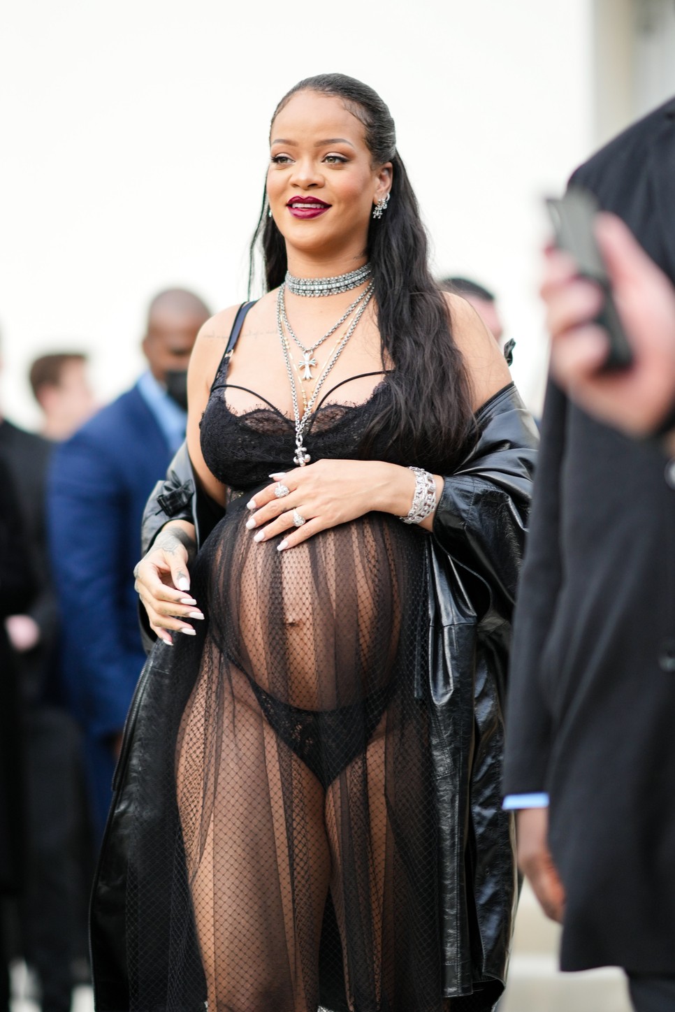 Rihanna áttetsző kombinéban mutatta meg kerek hasát a Dior bemutatóján