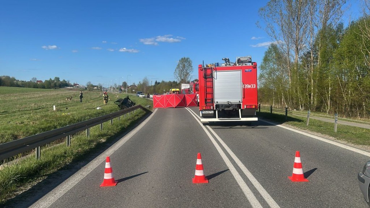 Mężczyzna wypadł z samochodu w Końskich. Został najechany przez inne auto