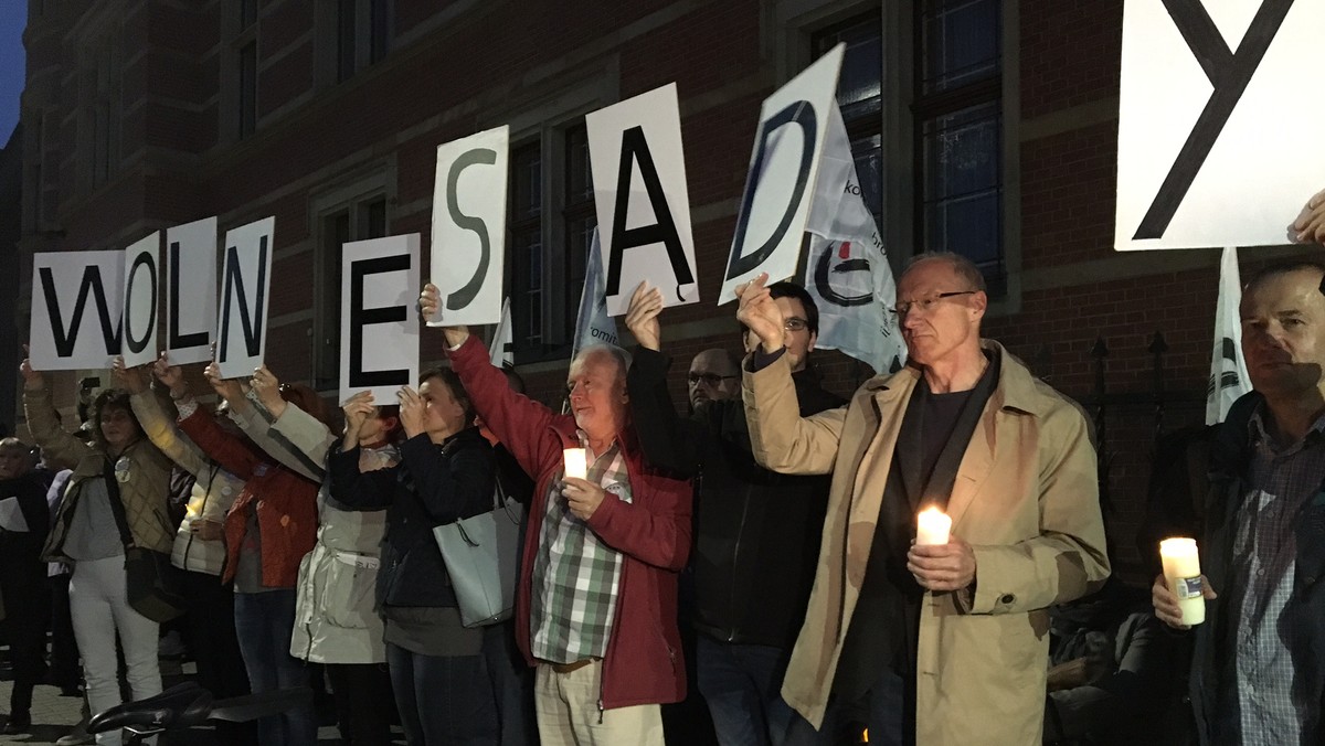 Jutro we Wrocławiu odbędzie się manifestacja w obronie wolnych sądów, wolnych wyborów i wolnej Polski. Protest rozpocznie się o godz. 19 pod siedzibą Sądu Rejonowego na Podwalu, a następnie przeniesie się na plac Wolności. Podobne pikiety odbędą się w wielu miastach w kraju.