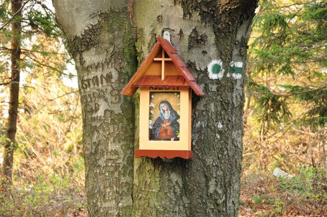 Przydrożna kapliczka na drzewie. Góra Lubomir.