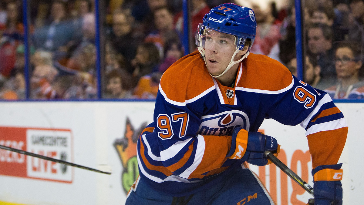 Connor McDavid po raz pierwszy w karierze wykonał celny najazd w serii rzutów karnych, a jego Edmonton Oilers pokonali Tampa Bay Lightning 3:2. Słowacki napastnik Tomas Tatar zdobył hat tricka w spotkaniu Detroit Red Wings z Anaheim Ducks.