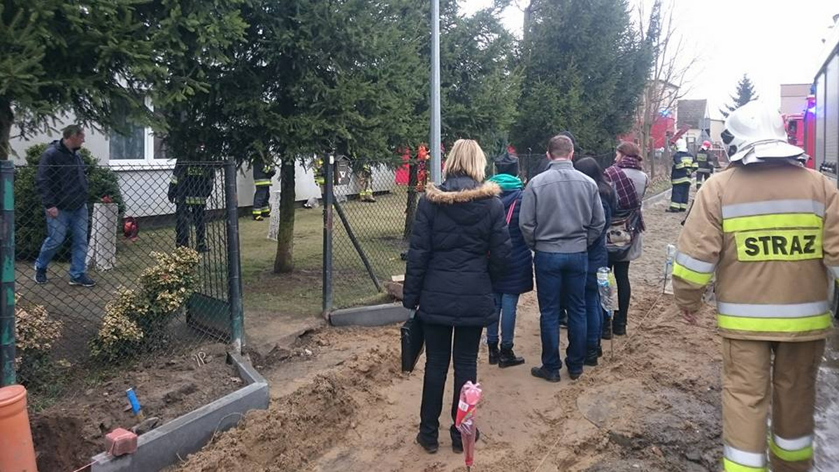 Zwłoki 60-letniej kobiety znaleziono w studni. Początkowo myślano, że był to nieszczęśliwy wypadek. Prokuratura jest jednak pewna, że doszło do zabójstwa. W sprawie zatrzymano 35-letniego mężczyznę, według nieoficjalnych informacji jest to syn ofiary.