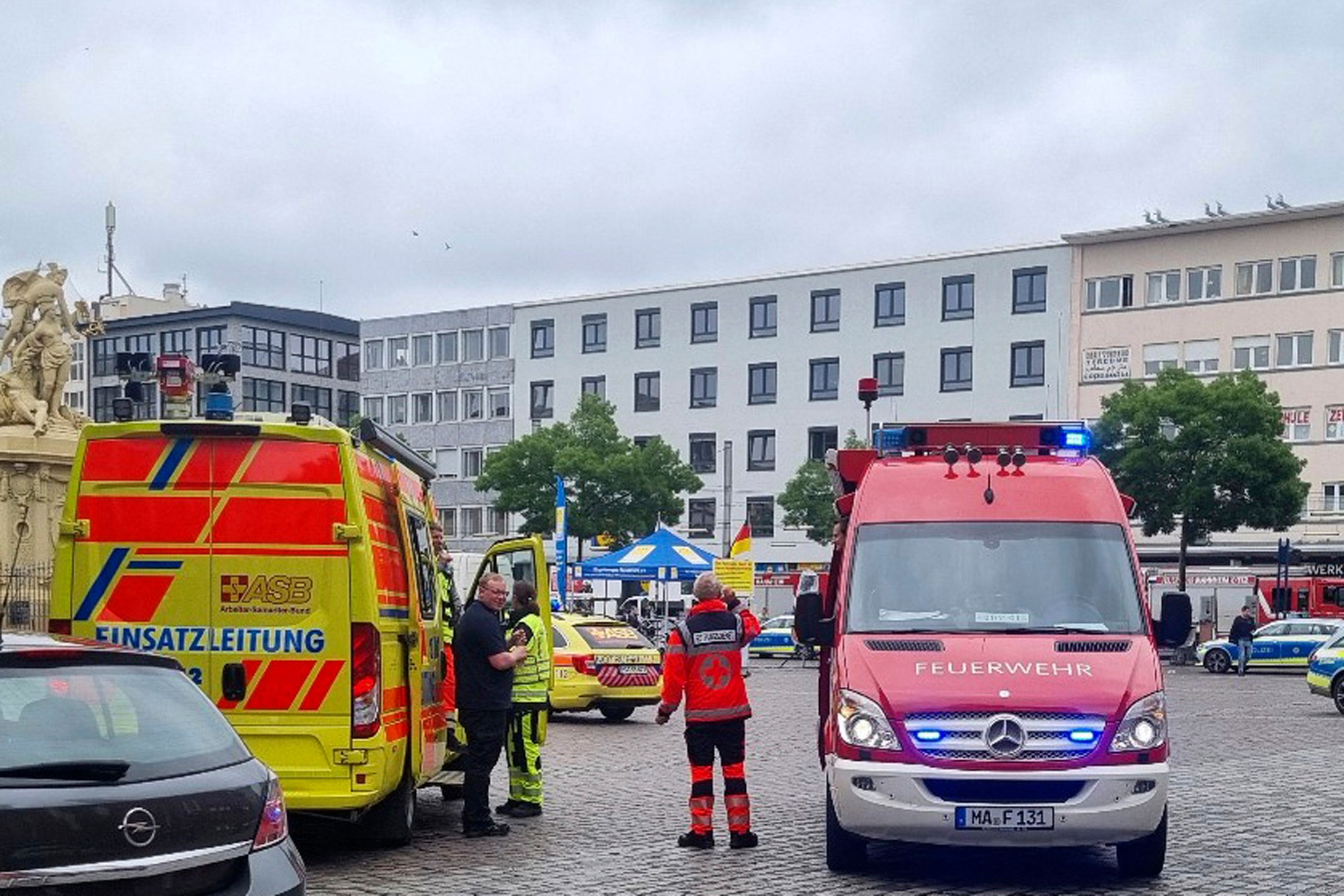 Policajti a hasiči po incidente na námestí Marktplatz v nemeckom Mannheime.
