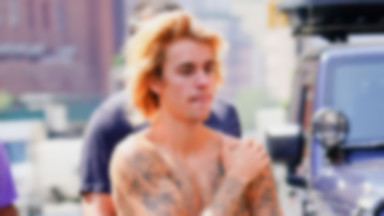 Justin Bieber chwali się klatą. Jego ciało jest całe w tatuażach