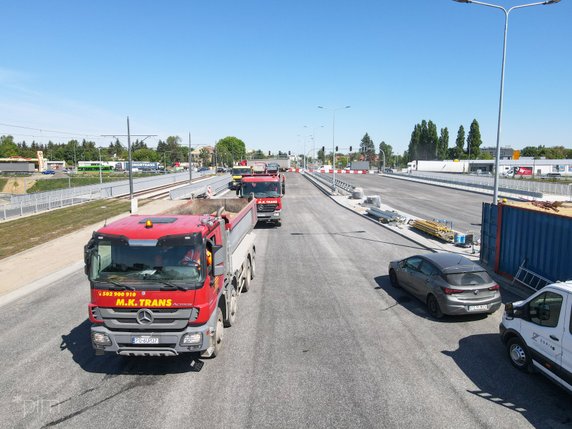 Na wiaduktach nad ul. Lechicką przeprowadzono próby obciążeniowe fot. PIM