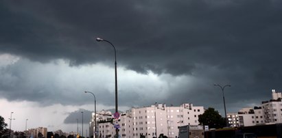 Burza przeszła przez Polskę. Na Pomorzu połamała drzewa i pozrywała dachy