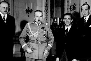 Spotkanie w Warszawie Od lewej stoją: Józef Beck, Józef Piłsudski, Joseph Goebbels i Hans-Adolf von Moltke, czerwiec 1934 r.