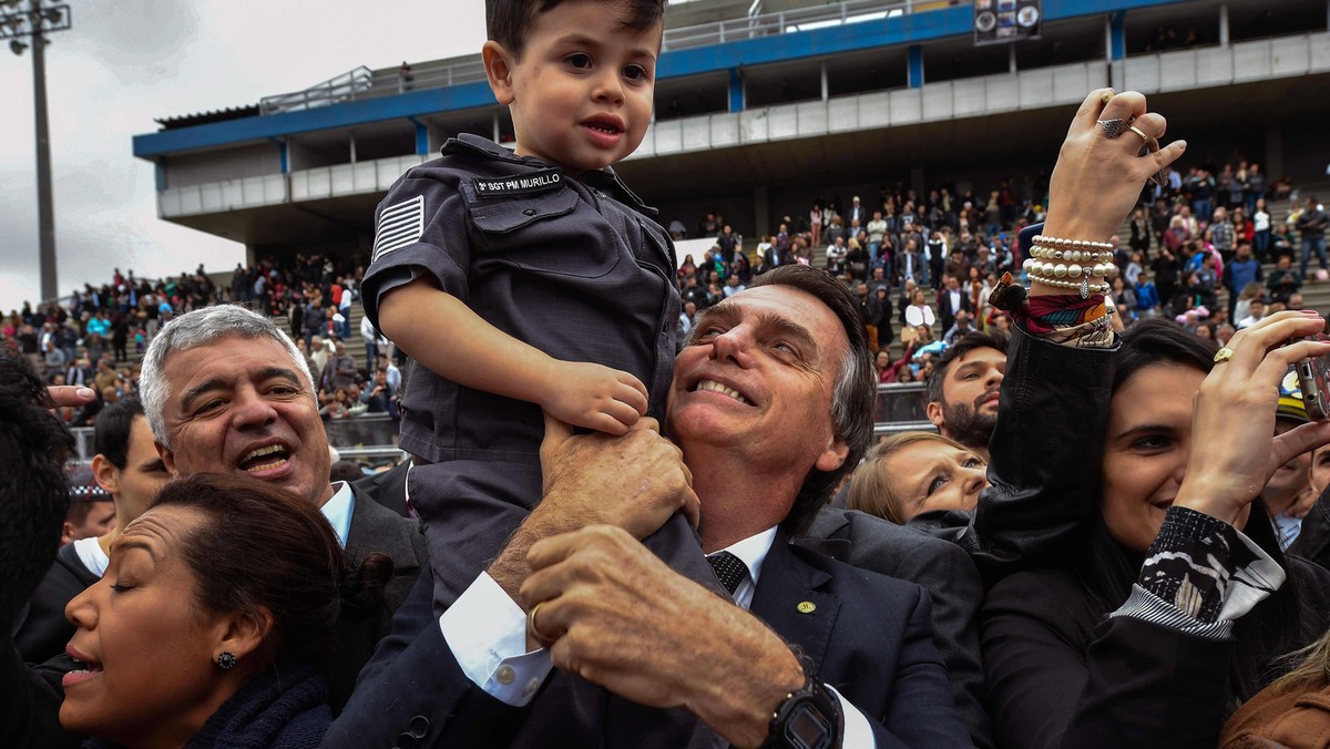 Jair Messias Bolsonaro, populistyczny kandydat na prezydenta Brazylii podczas wręczania dyplomów w szkole wojskowej w Sao Paulo. Fot. Nelson Almeida/AFP