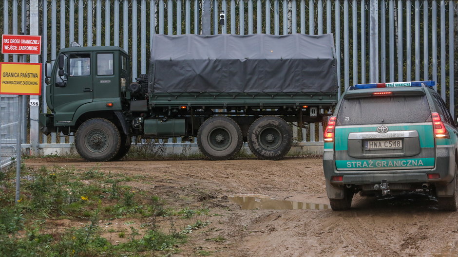 Wozy straży granicznej i wojska przy granicy