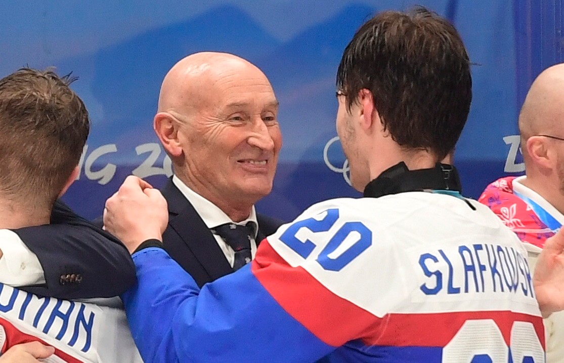 Tréner Craig Ramsay a hokejista Juraj Slafkovský.