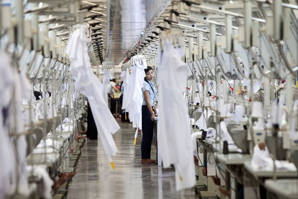 Krawcowa stoi między rzędami maszyn do szycia w fabryce firmy Sritex w miejscowości Sukoharjo na wyspie Jawa w Indonezji. Zdjęcie zostało zrobione 27 marca 2013 roku. Gospodarka Indonezji rozwija się w szybkim tempie. Zgodnie z szacunkami rządu, PKB kraju ma wzrosnąć w tym roku o 6,5-6,8 proc. Fot. Dadang Tri, Bloomberg's Best Photos 2013.