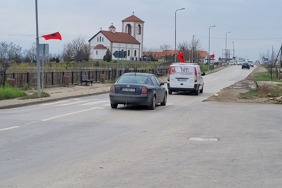 Kancelarija za KiM: U Klokotu albanske zastave, nova provokacija