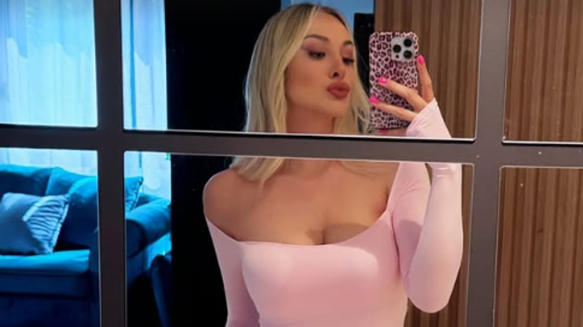 Luna Đogani u uskoj bebi roze haljini, silikoni samo što ne ispadnu