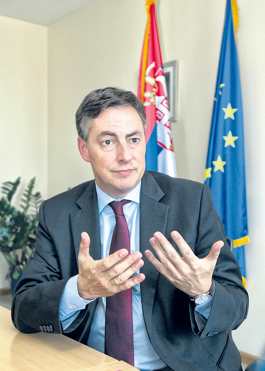 Mekalister ističe da je EP voljna da posreduje u pregovorima