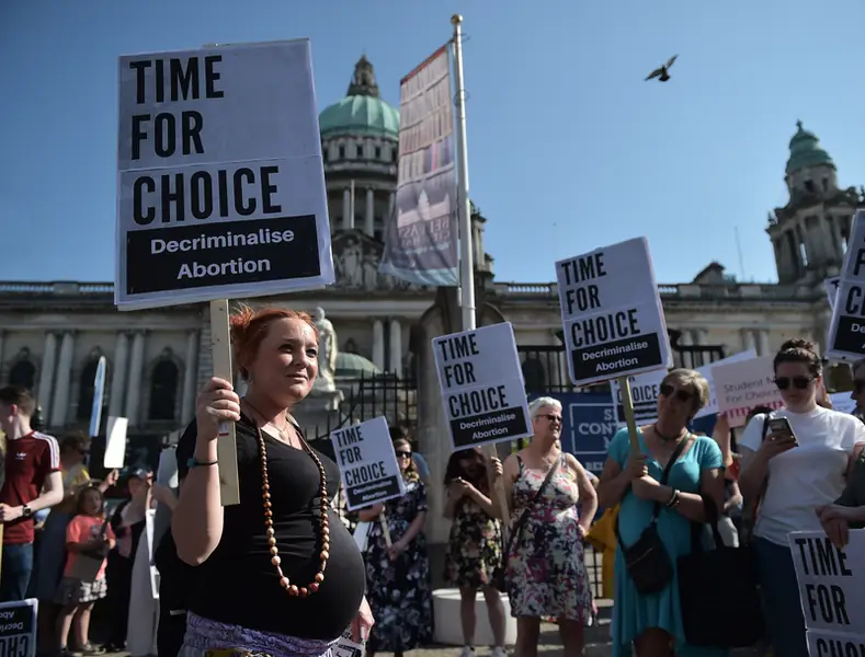 Irlandki manifestują swoje poparcie dla liberalizacji prawa aborcyjnego, Belfast, 2018