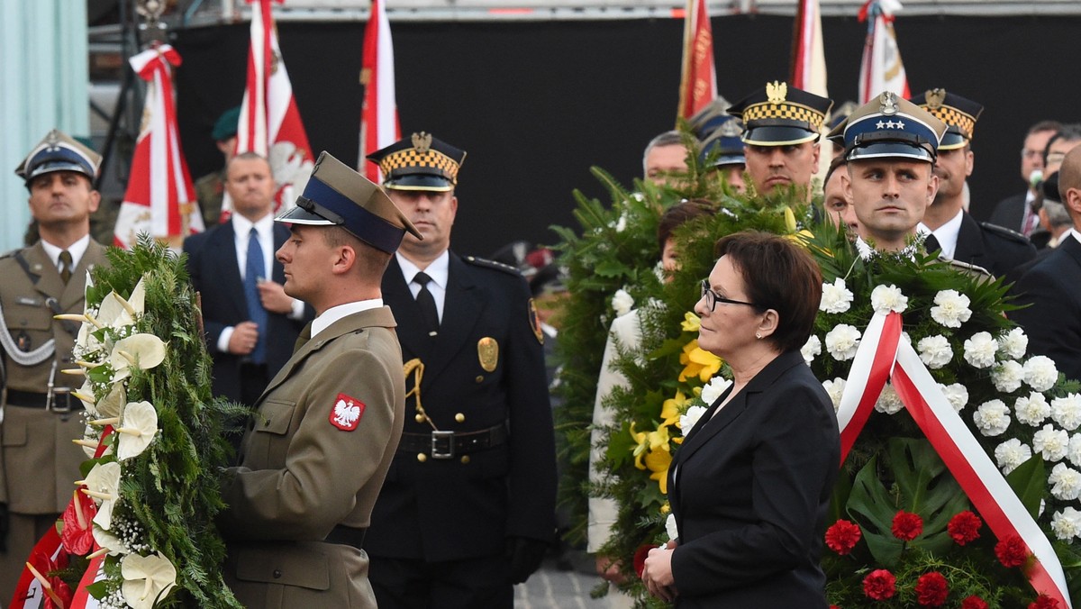 - Nasze pokolenie nie doczekałoby wolności, gdyby nie determinacja powstańców warszawskich. Uczmy dzisiaj takiej postawy naszych młodych obywateli - mówiła premier Ewa Kopacz podczas uroczystości przed pomnikiem Mokotów Walczy 1944 w Warszawie.