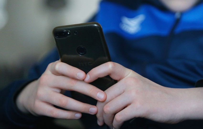 Sve više škola u Srbiji zabranjuje mobilni telefon