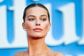 Margo Robi u TANGI tanjoj od KONCA ZA ZUBE i bez brushaltera, a sve PROVIDNO! U GOLOJ ARMANI HALJINI zapalila crveni tepih - kada se spoje PROVOKACIJA I GLAMUR kultnog italijanskog dizajnera