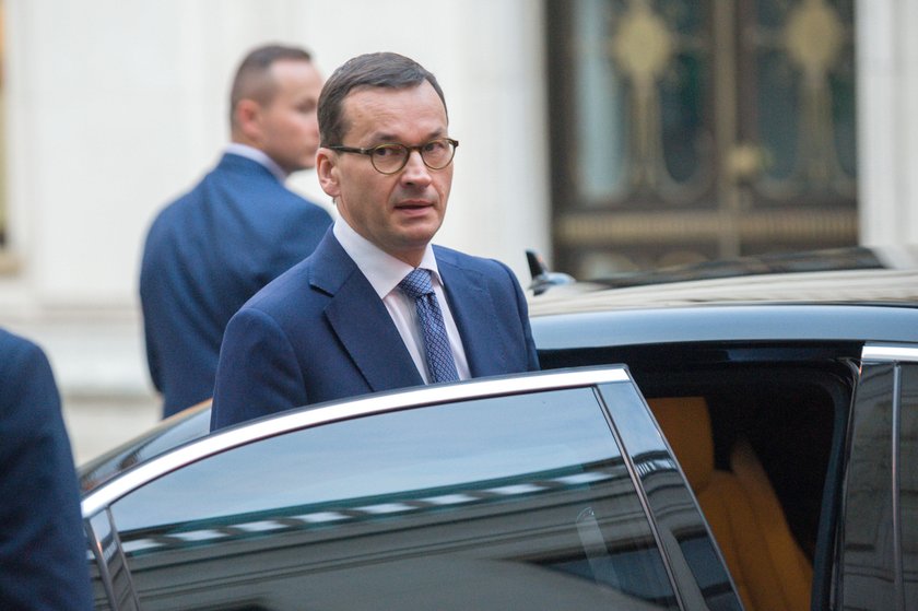 Morawiecki sprostował słowa o budowie dróg i mostów za Platformy