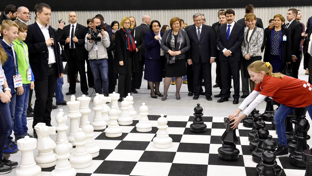 Ponad 800 szachistów bierze udział w dwudniowym Turnieju Przyjaźni Polsko-Węgierskiej w Katowicach. Gośćmi imprezy byli w sobotę prezydenci obu krajów - Janos Ader i Bronisław Komorowski.