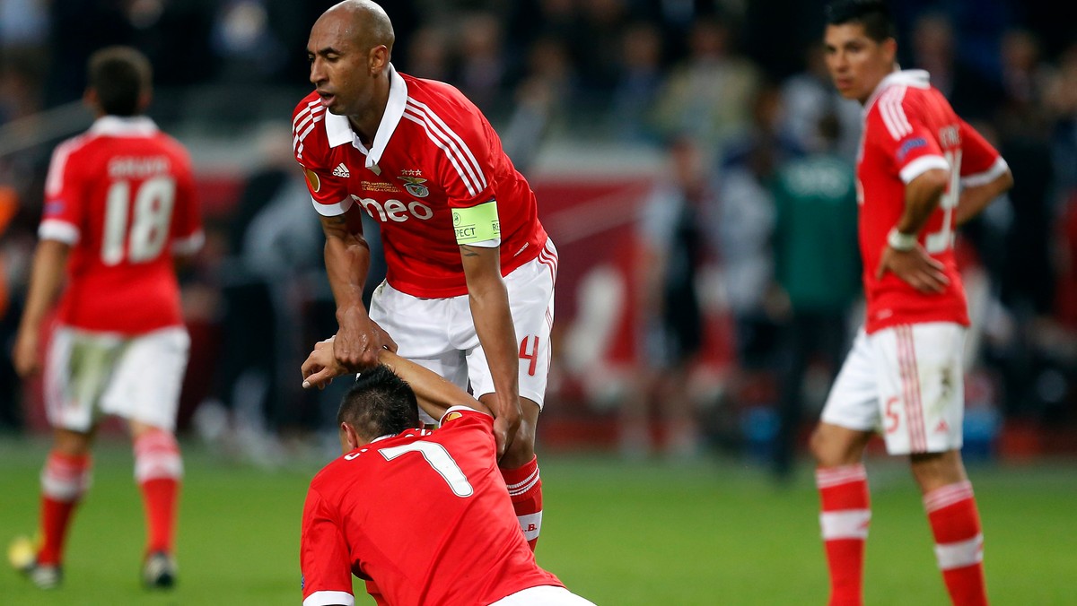 Benfica Lizbona przegrała finał Ligi Europy z Chelsea 1:2, znowu tracąc decydującą bramkę w doliczonym czasie gry. Portugalskie media w swoich relacjach odnoszą się do sobotniego meczu na szczycie miejscowej ekstraklasy między Benfiką a FC Porto, który lizbończycy przegrali również po bramce w ostatnich minutach i praktycznie stracili szanse na mistrzostwo Portugalii.