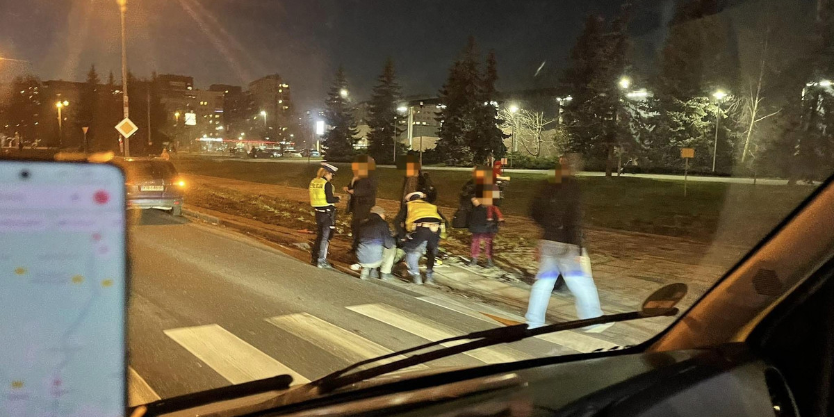 Potrącenie w Nowej Hucie. Poszkodowany został 13-latek, który na pasach poruszał się na deskorolce.