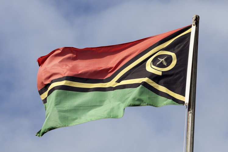 Położone na 83 wyspach Nowych Hebrydów (Oceania) państwo uzyskało niepodległość od Wielkiej Brytanii i Francji w 1980 roku. Vanuatu dysponuje paramilitarną jednostką policji w skład której wchodzi trzystu dobrze wyszkolonych funkcjonariuszy. Ten wyspiarski kraj nie dysponuje jednak aktywną armią ani też siłami rezerwowymi.