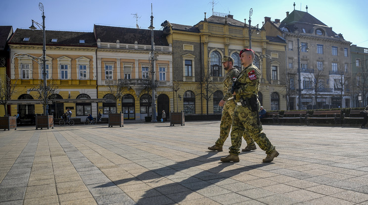 Katonai járőrök koronavírus idején / Fotó: MTI/Czeglédi Zsolt