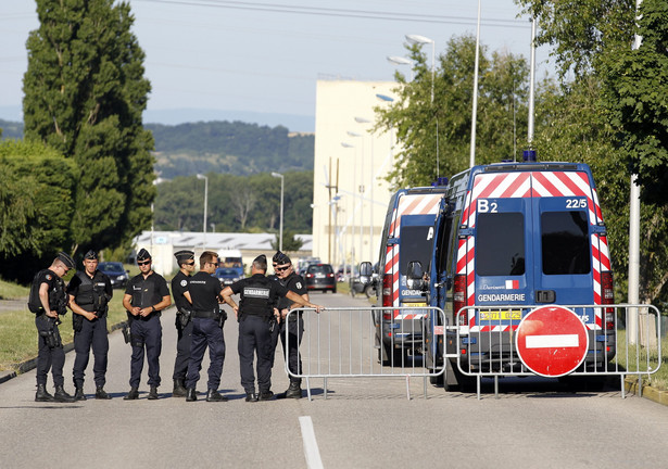 Ciało bez głowy, głowa zahaczona o ogrodzenie... Makabryczne szczegóły zamachu we Francji