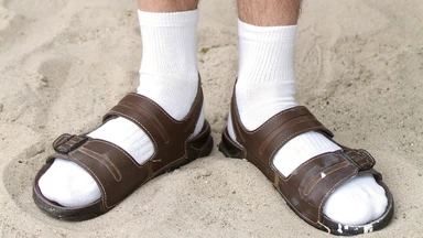 Dlaczego warto nosić skarpetki do sandałów? Jest pięć powodów