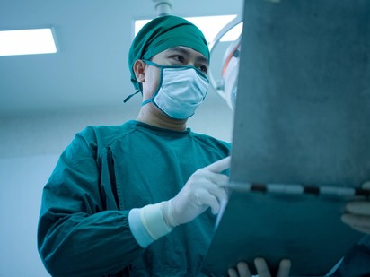 Szeretnénk, de nincs vége: úgy tűnik, kétcsúcsos lesz az omikronhullám