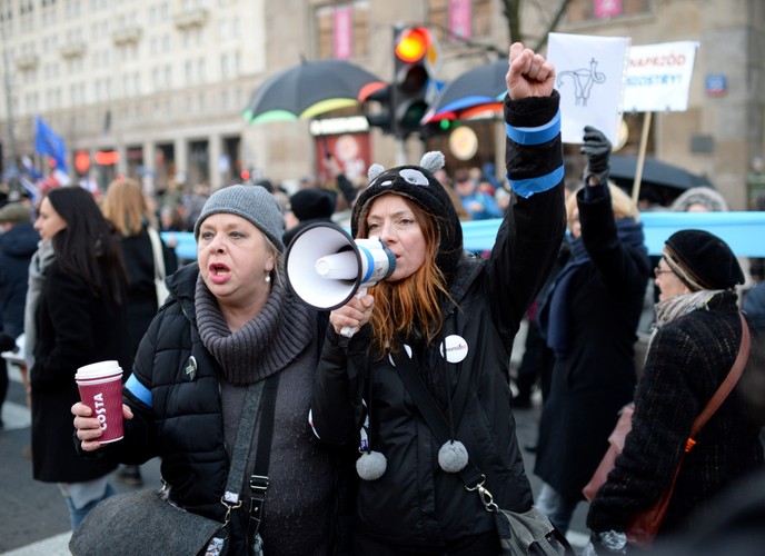 W okolicach pl. Konstytucji na Strajk Kobiet czekała kontrmanifestacja. Jej przedstawiciele trzymali w ręku transparenty, na których przeczytać można było m.in.: 