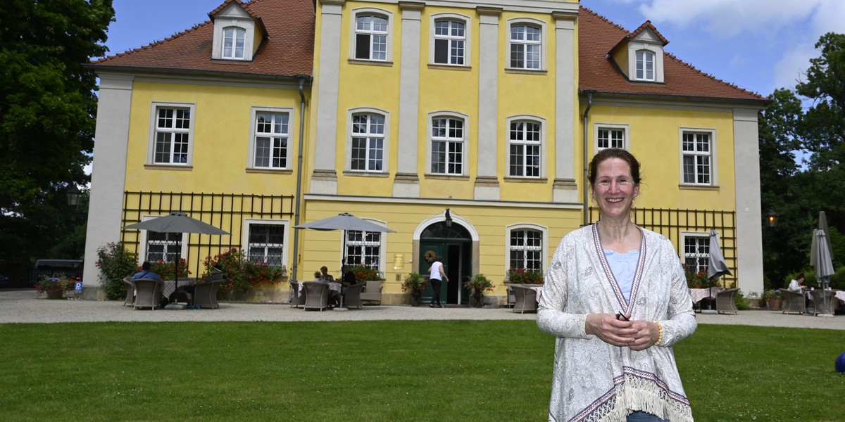 Hrabina zaprasza do pałacu w Łomnicy.