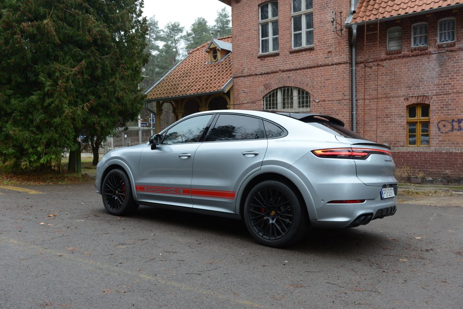 Porsche Cayenne GTS Coupe w odpowiednim malowaniu wygląda bardzo efektownie. Szczególnie z dużymi kolami.