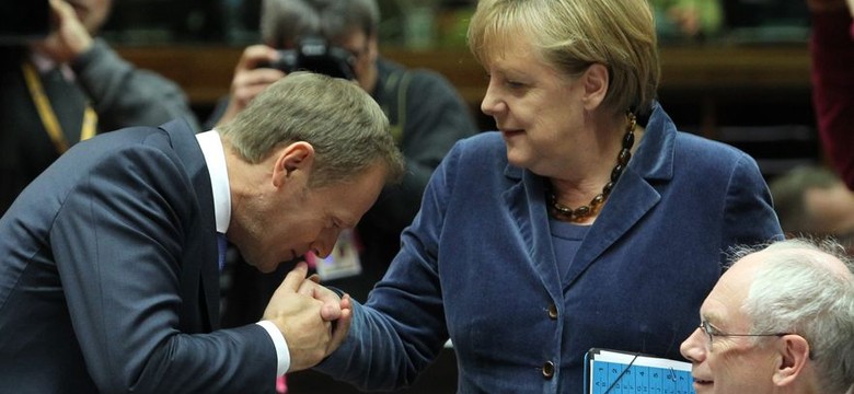 Tusk i Merkel, czyli cmok, który poruszył Niemcy