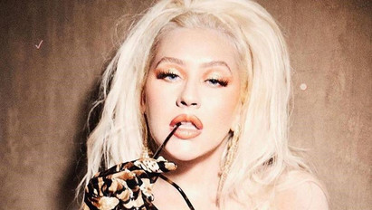 Elolvadtak a rajongók: Christina Aguilera anyaszült meztelenre vetkőzött – fotók