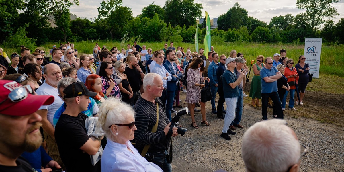 Lokatorzy dąbrowskiego TBS-u przyszli na uroczyste wmurowanie aktu erekcyjnego. Będą śledzić budowę swoich mieszkań.